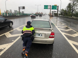 汽車拋錨困路中，熱心平警推車解圍