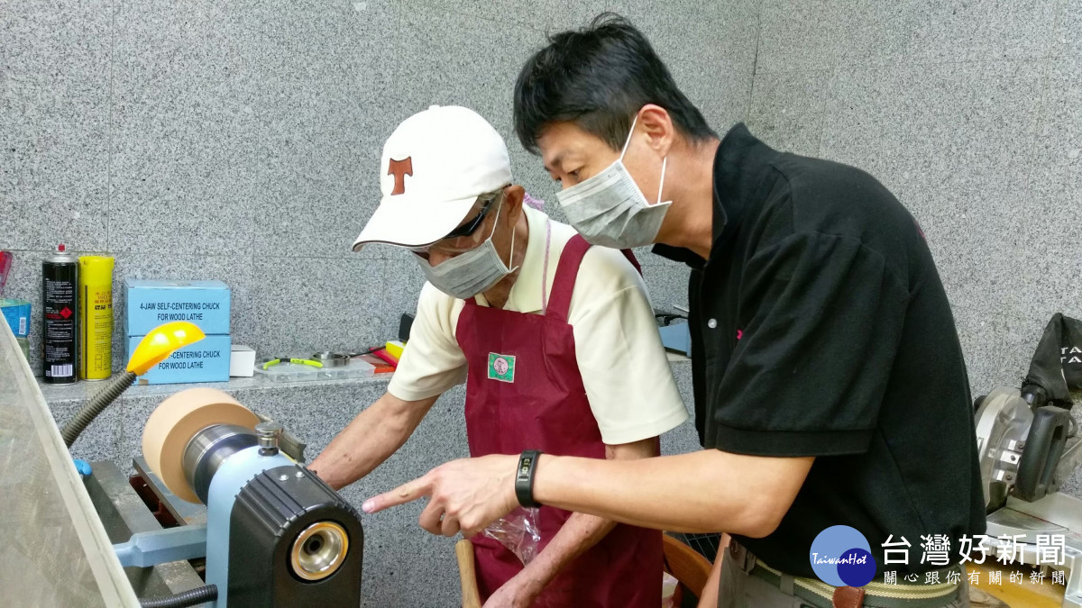 現年57歲的劉賢進(右)國台客語轉換自如，與日照中心的長輩們溝通無阻，是錸工場的種子職員。