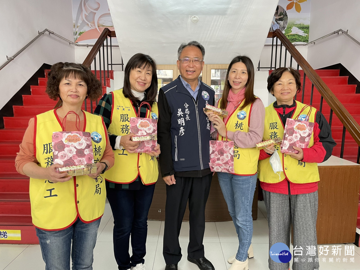 國際婦女節，平鎮分局長致贈小禮物慰勉女性同仁<br />
<br />
