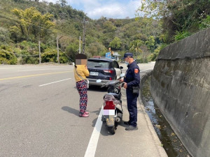 婦人機車於山間道路突然故障　幸遇警相助返家