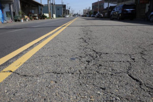 雲3線為麥寮、台西往返六輕工業區的主要道路，路面因年久失修破損嚴重/雲林縣府