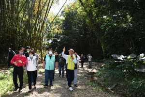 林世賢市長在生態環境清幽的石牌坑親水步道內親自帶隊解說。圖／彰化市公所提供