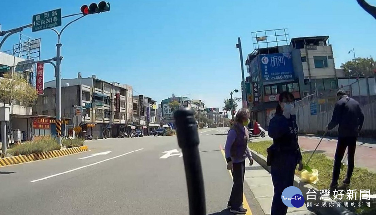 黃豆灑落道路中央，員警見狀唯恐行經車輛發生意外，借用掃把、畚斗協助掃豆清道