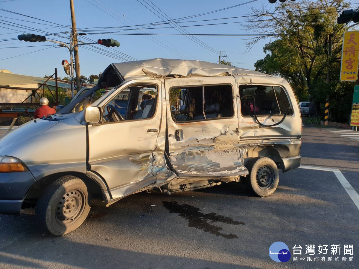 廂型車上兩名男乘客傷重不治／警方提供