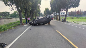 斗六市竹圍路土地公廟附近發生小客車翻覆事故/斗六警分局