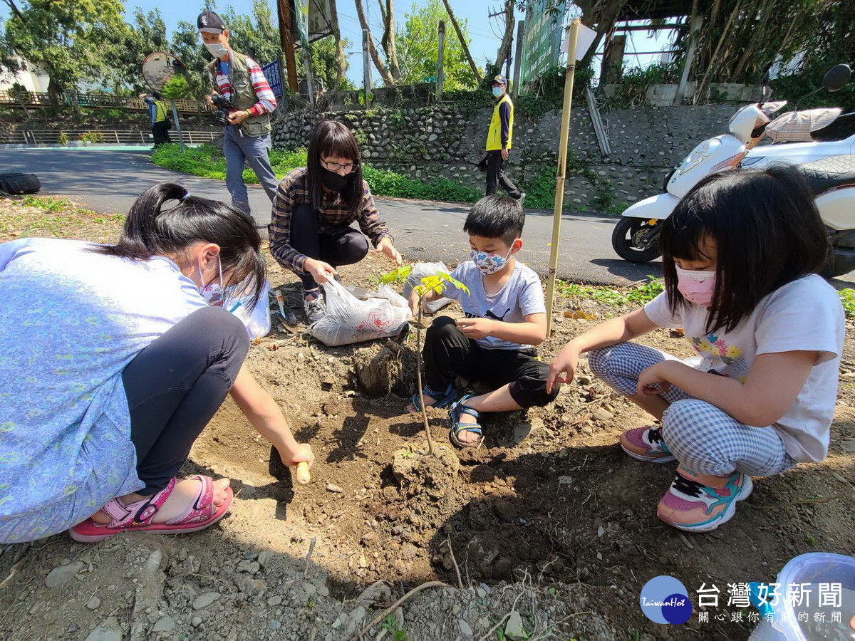 竹山公所營造地方創生相招大家來種樹。（竹山公所提供）