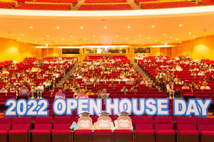 中央大學舉辦「Open House Day」活動，有數百位高中生和家長走進中大，提早感受大學生活。