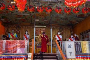 行動佛殿150站屏東竹田，該會執行長陳和慧(中)感謝貴賓蒞臨祈福，許馨勻議員(中左)、竹田鄉公所社會課長羅雲英(中右)、利八魁議員賴特助(左一)及薩瓦笛卡樂團賴璟慧團長(右一)