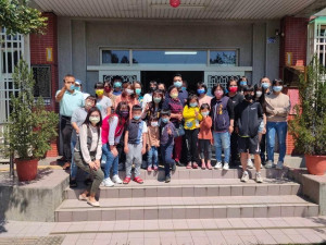 中寮分駐所讓小朋友畫作進駐，警民更親近。（草屯分局提供）