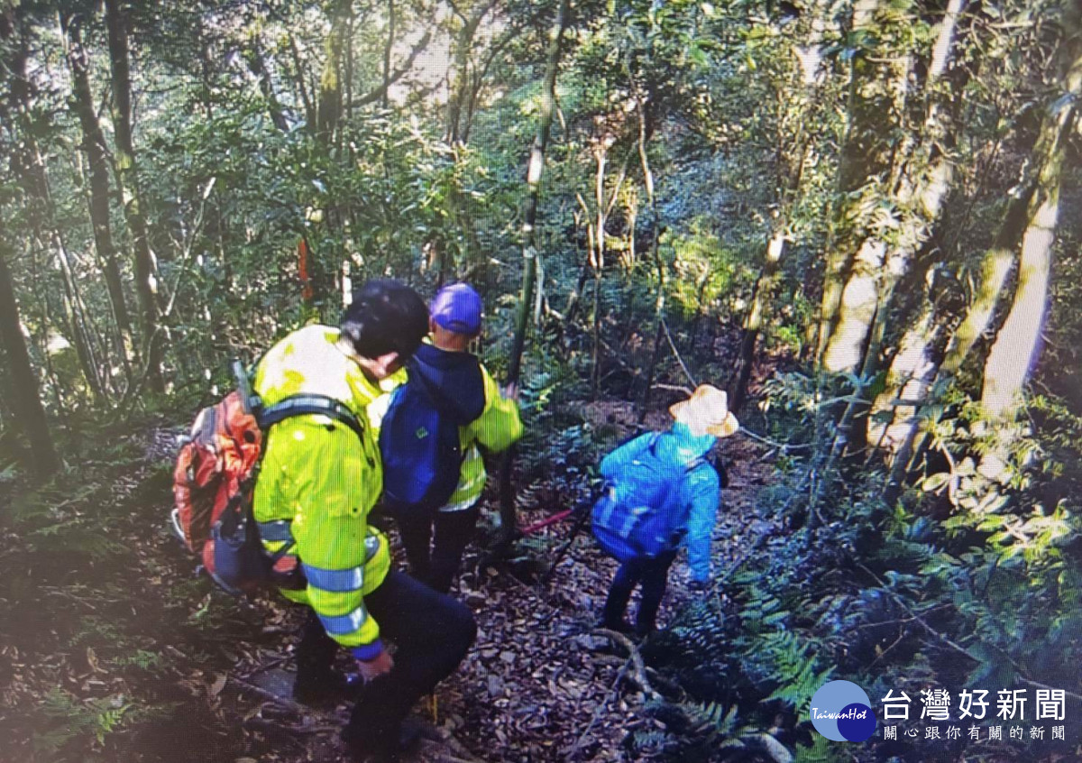 山友4人登北插天山受困，警、消合力救援