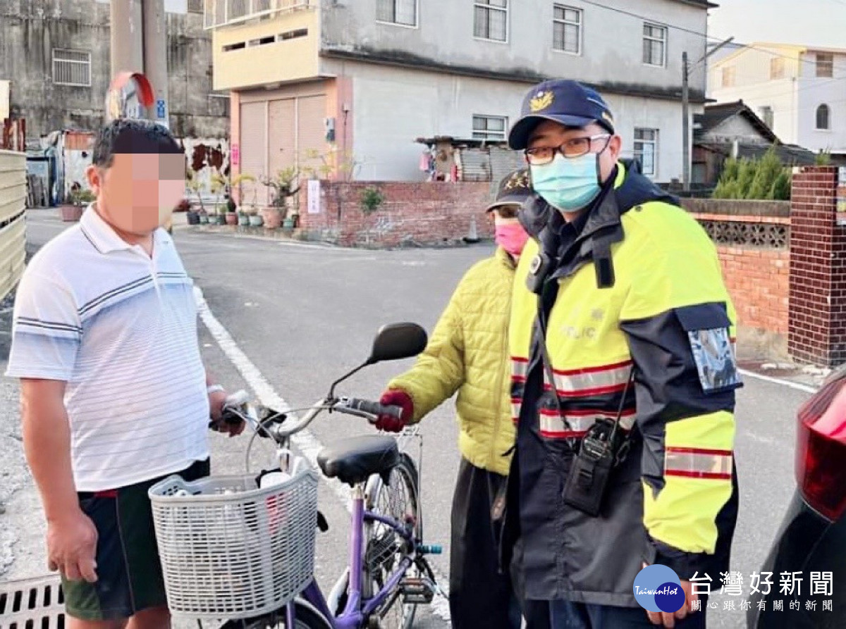 老翁騎單車40公里脫力，北港警暖心送他回家/北港警分局