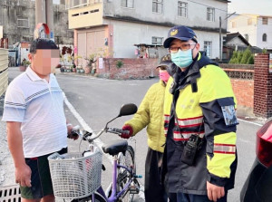 老翁騎單車40公里脫力，北港警暖心送他回家/北港警分局