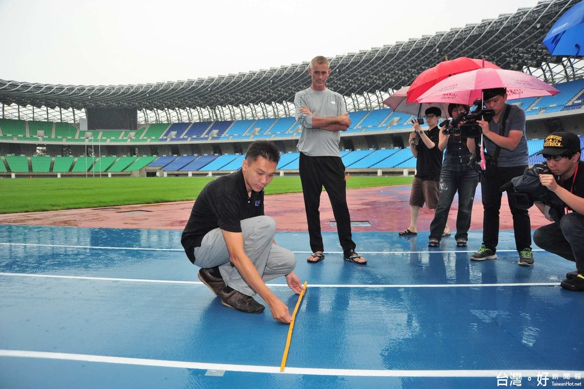 視察國家體育館跑道重鋪工程 吳宏謀:符合國際水準