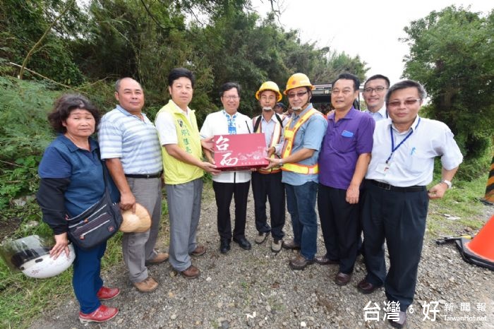 鄭市長對於台電同仁不畏風雨、日夜趕工修復，再次表達對台電同仁的感謝之意。