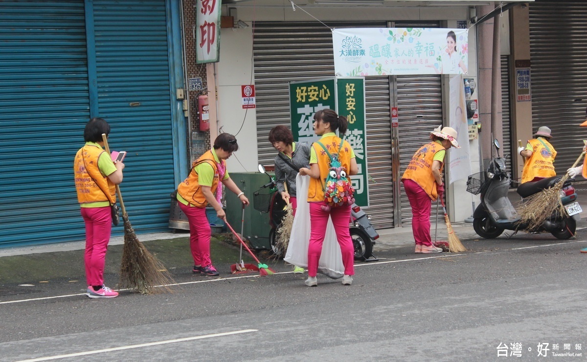 埔里環保志工們用心為地方服務，一起清潔垃圾，表達愛護大地之心。