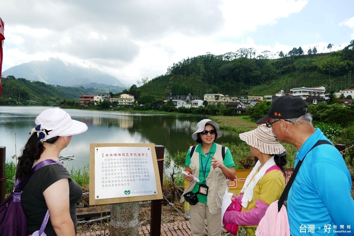 「茶山輕旅行」活動，遊客透過解說員的導覽後，更進一步了解、認識鹿谷鄉。