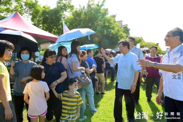 鄭市長表示，讓參加的民眾獲得相關稅務政策知識，也可以開心摸彩，是很有意義的活動。 