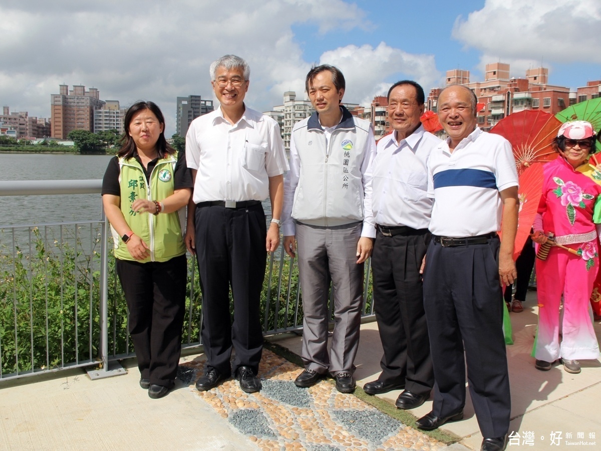 市府秘書長李憲明在桃園區長張世威陪同下親自主持揭牌啟用典禮後並與市議員邱素芬、里長聯誼會會長蕭日青共同合影