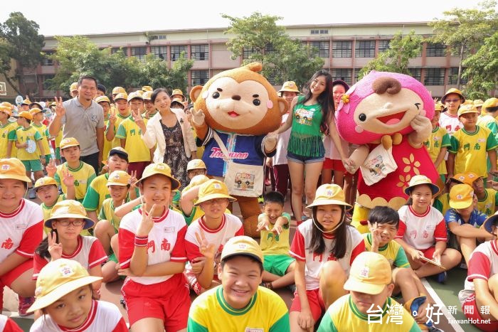 局長楊勝評表示，為了讓桃園在地學童能建立低碳旅遊的觀念，進行首次的校園推廣宣傳。 