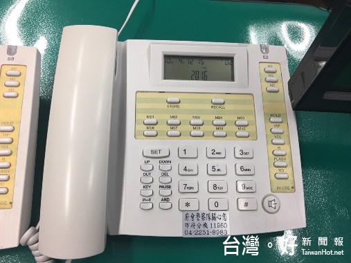  中市府會園區警察隊電話小貼紙，提供府內單位機動式服務。（記者賴淑禎攝）