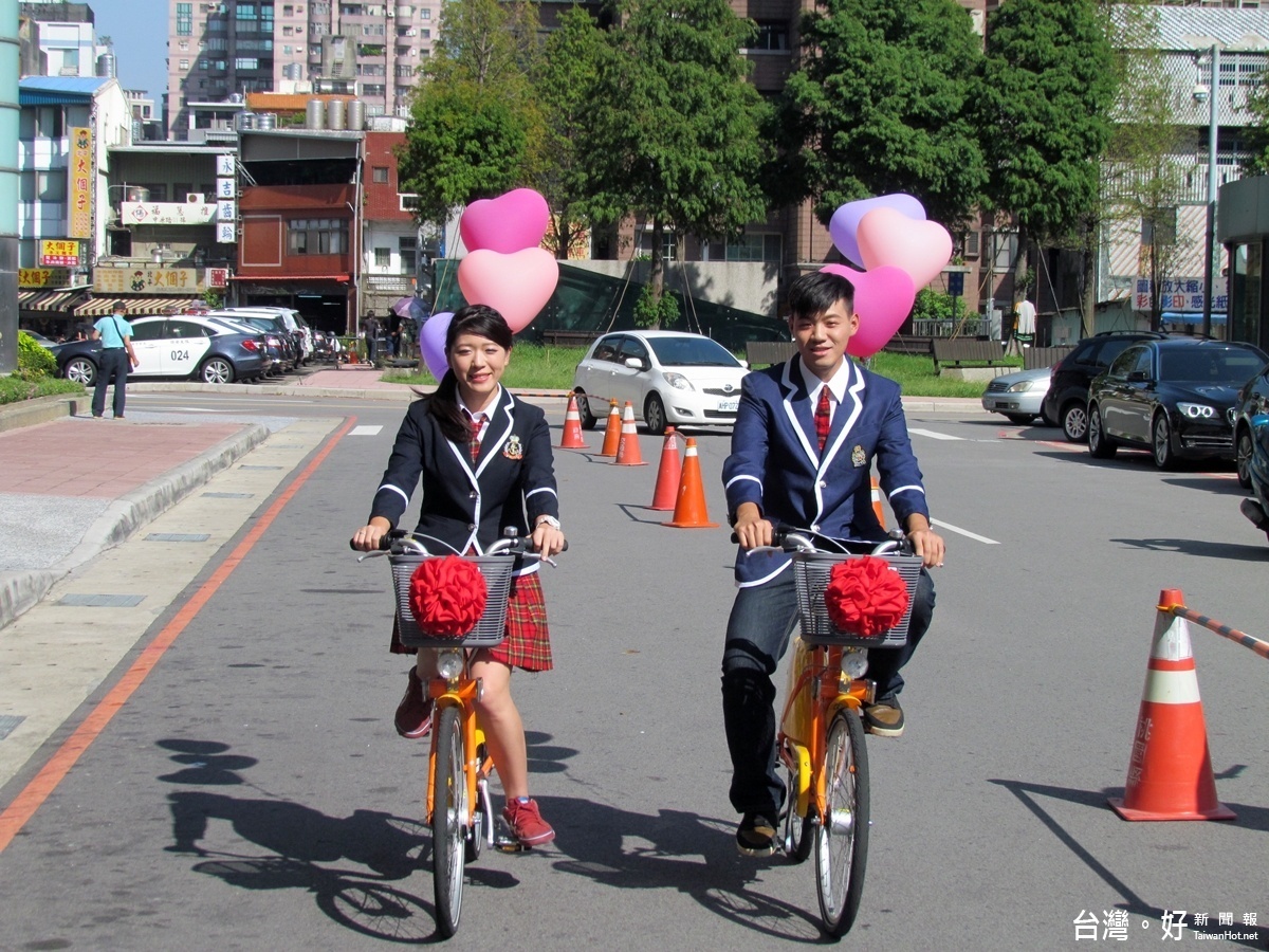 記者會安排新人代表邱維德先生及蔡伊婷小姐著學生制服，騎乘YouBike進場