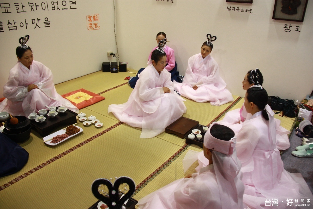 中日韓茶席讓遊客品味不同風情的茶道。（記者扶小萍攝) 