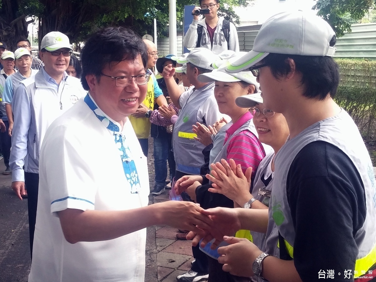 桃園市長鄭文燦在議員劉勝全、郭麗華、環保局長沈志修、蘆竹區長褚春來、錦興里水環境巡守隊隊長曾東輝陪同嘉勉巡守隊的辛勞