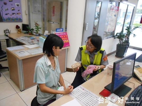 失智女子深夜外出迷途，龍潭熱心警員協查身分助返家。 