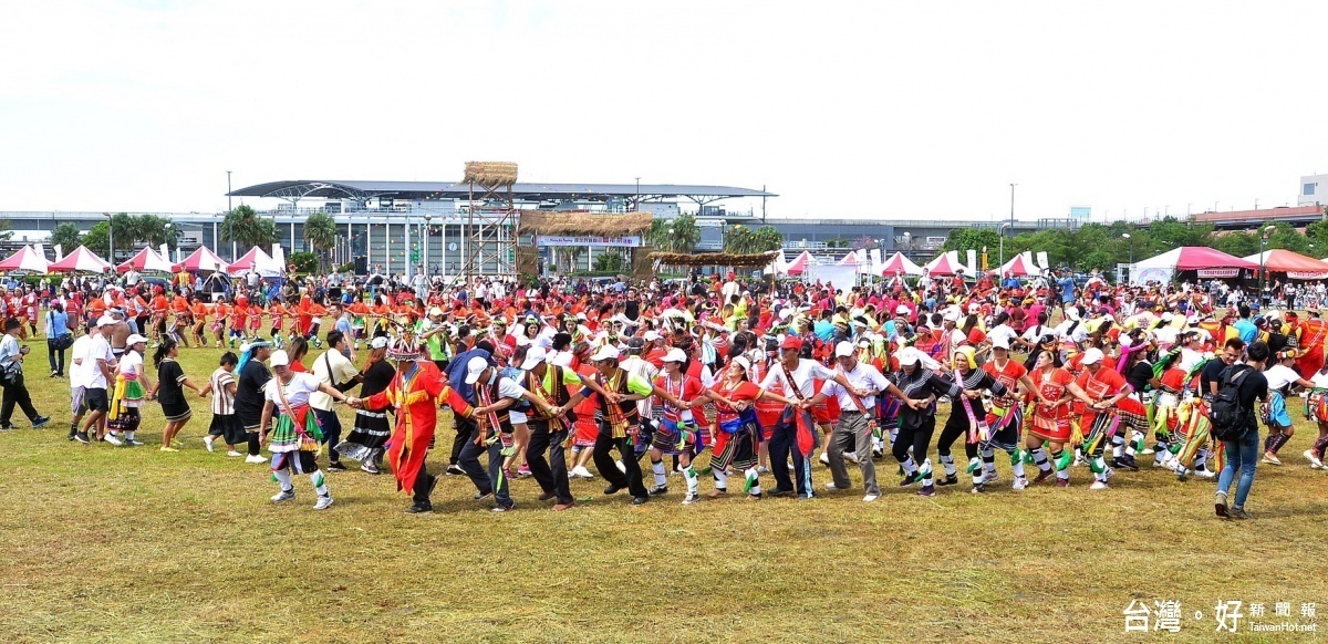 鄭市長表示，「豐年祭」是原住民族的年節，族人們以豐富祭品及歌聲舞蹈，對祖靈帶來的保祐及豐收表達感謝。