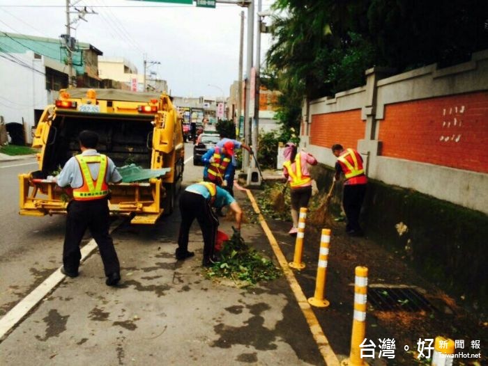 鄭市長慰勉所有清潔隊員無畏風雨，每日協助民眾清運垃圾及打掃街道的辛勞。