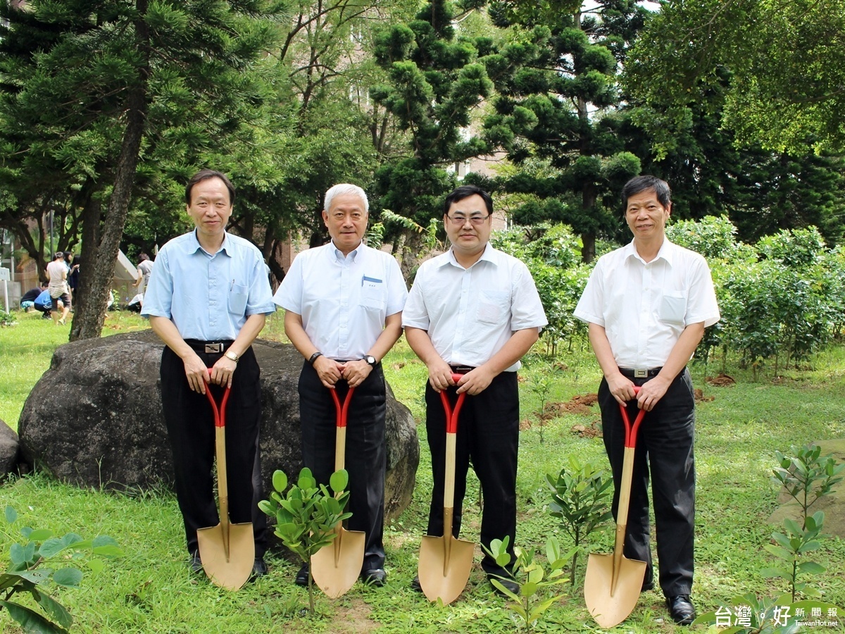 長庚大學植樹活動栽種500株樹苗，由包家駒校長、陳君侃副校長、邱文科主任秘書也率領團隊栽種樹苗，為活動拉開序幕