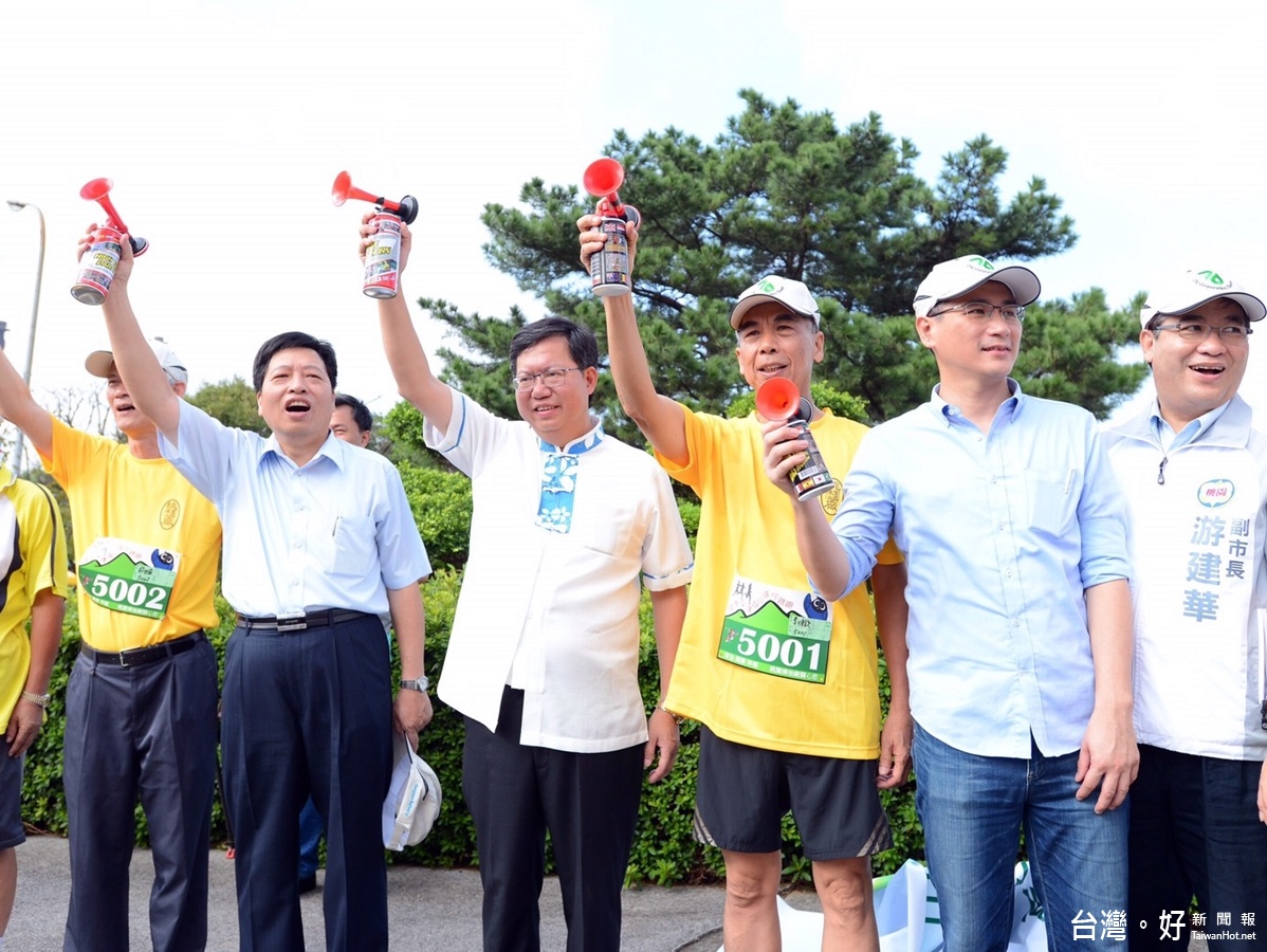 中油桃廠路跑健行市長鄭文燦與立委鄭寶清、鄭運鵬、市議員林俐玲、邱素芬、桃園市副市長游建華、體育局長夏金興、桃園區長張世威、龜山區長劉仁撓、自救會理事長郭雲輝共同鳴槍起跑