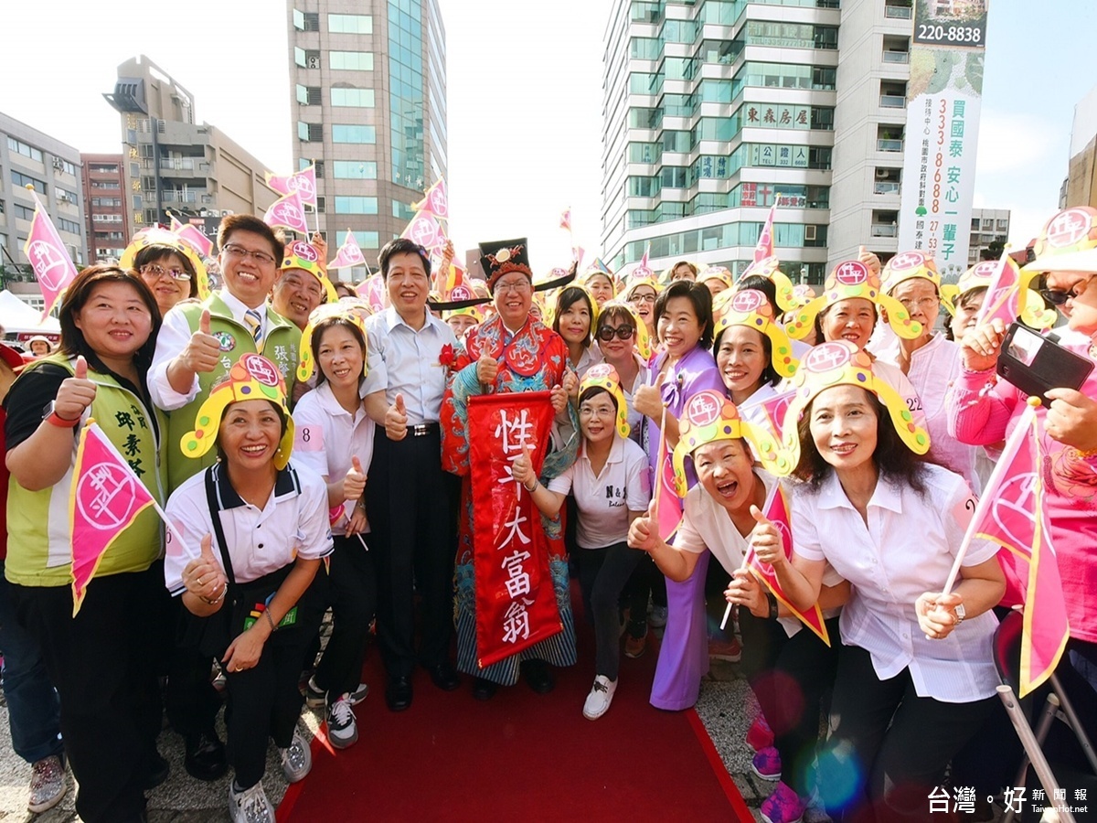 桃園市長鄭文燦身著財神爺服裝於市府前廣場，出席「性平大富翁－婦權歡樂派」宣導活動