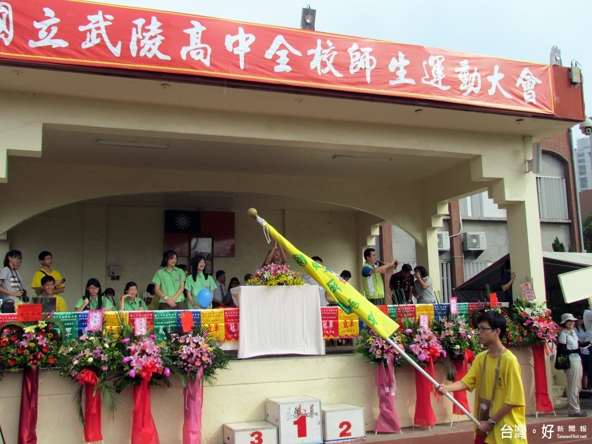 武陵高中運動會變裝秀出場吸晴，運動選手持班旗帶領同學過觀禮臺