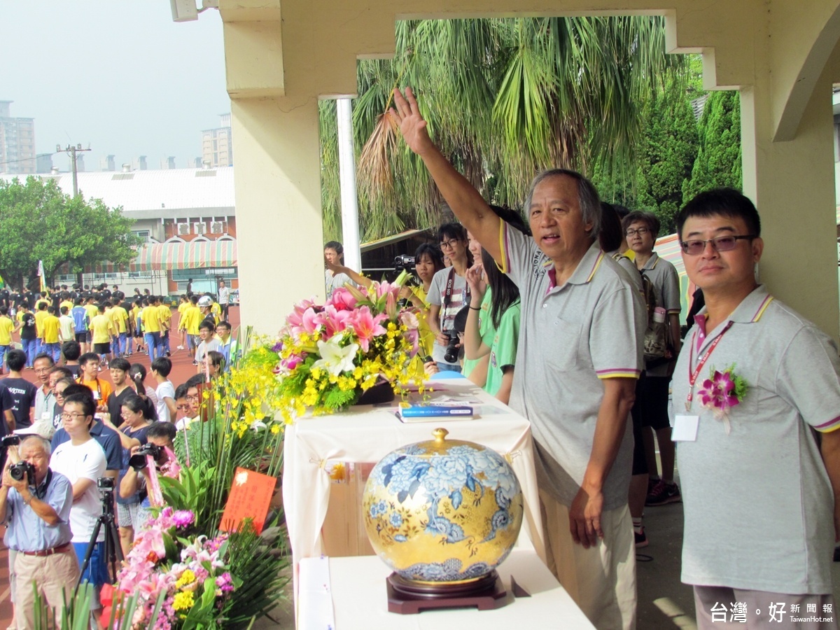 武陵高中校長林清波與家長會長徐仲逸在觀禮臺上向運動選手揮手致意