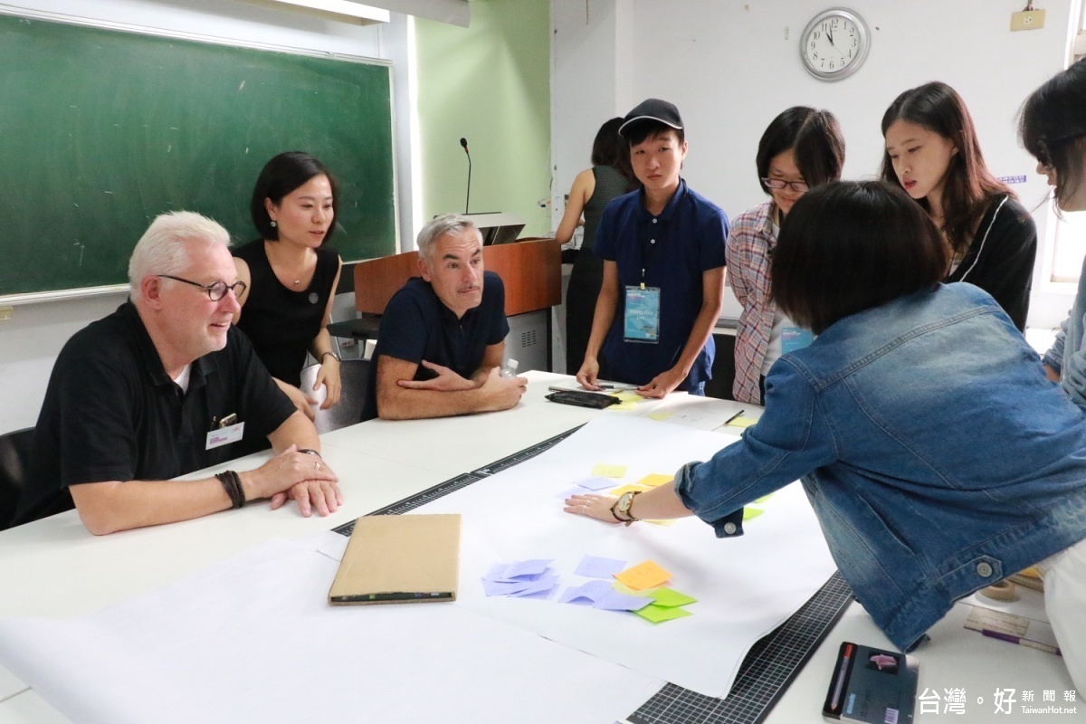 中原大學商設系同學利用便利貼點子創意向設計大師說明團隊構想。