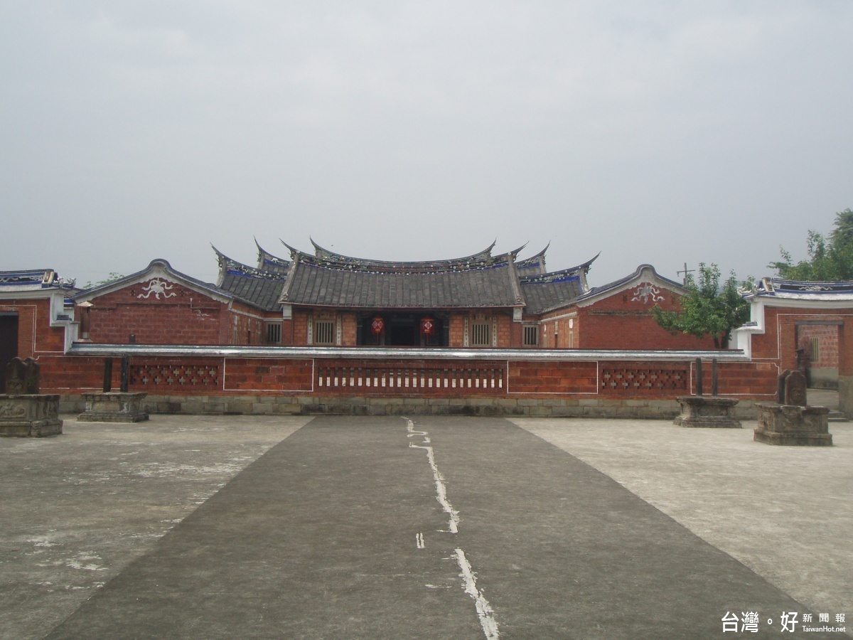 OLYMPUS DIGITAL CAMERA 圖:大溪花彩節將在國定古蹟李騰芳古厝週邊展開，目前已開滿波斯菊等，相當漂亮。(記者陳寶印／攝) 