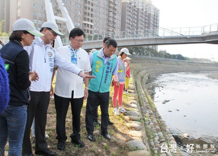 鄭文燦市長巡視南崁溪河畔。 