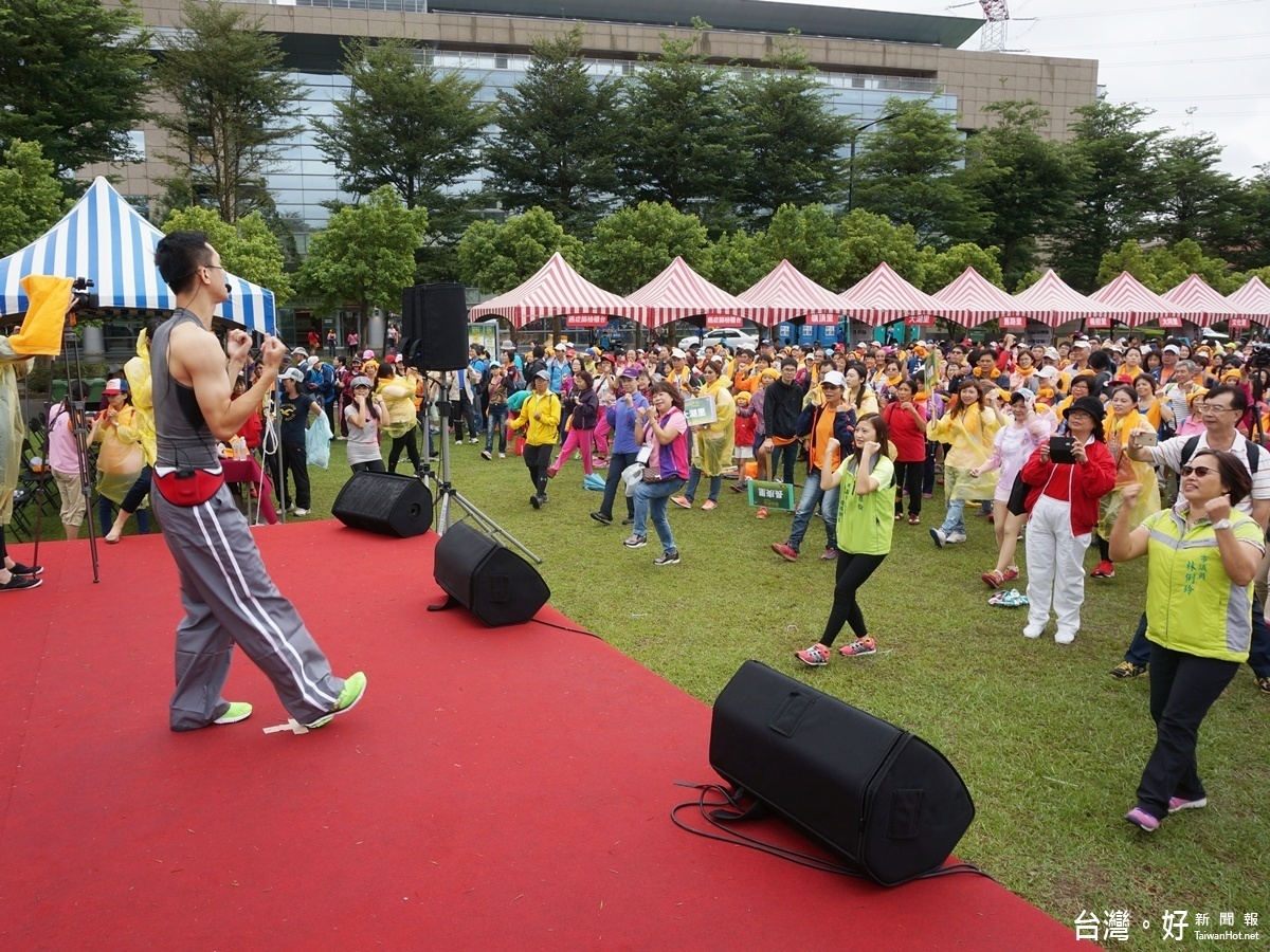 長庚醫療體系40週年守護健康四院區健康起步走，在起走前先一起做暖身操