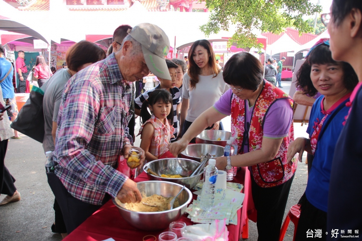 民眾開心體驗水果醃製DIY