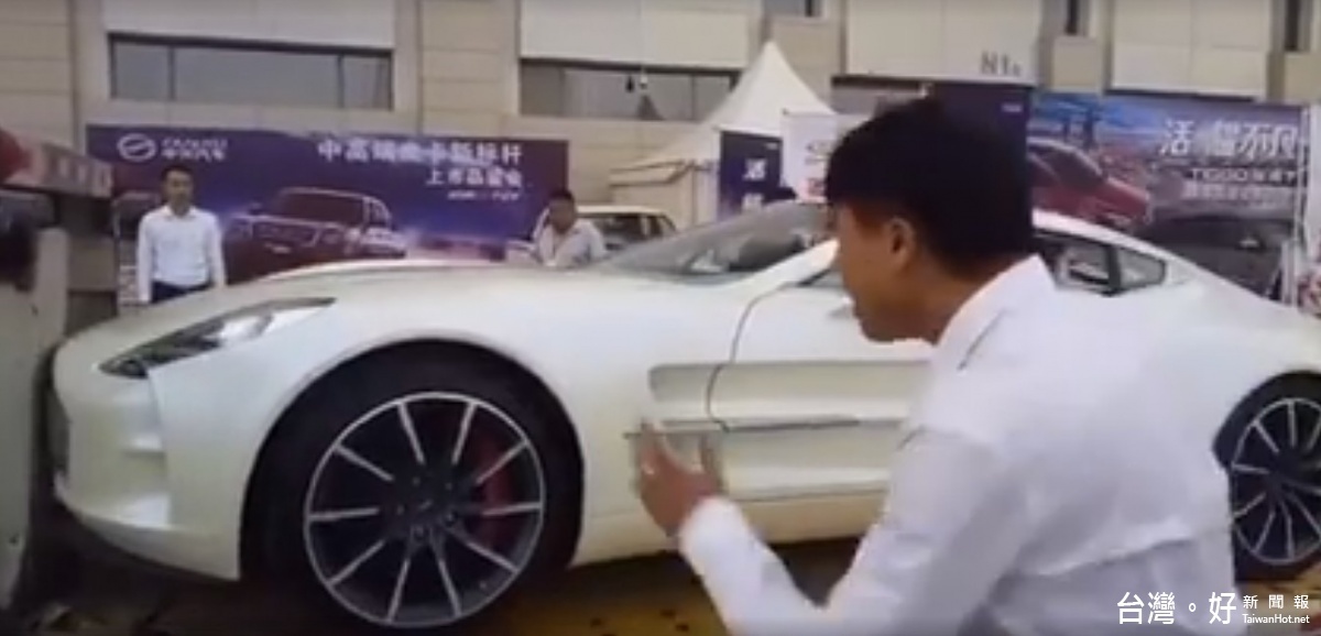 一名網友日前在Facebook社團「聯結車 大貨車 拉拉隊 照片影片資訊分享團」分享一段影片。在影片中，一名男子疑不熟跑車性能，沒拿捏油門力道，最終使跑車跨過輪擋，車頭輕撞載貨平台。。（圖／翻攝 Facebook聯結車 大貨車 拉拉隊 照片影片資訊分享團）