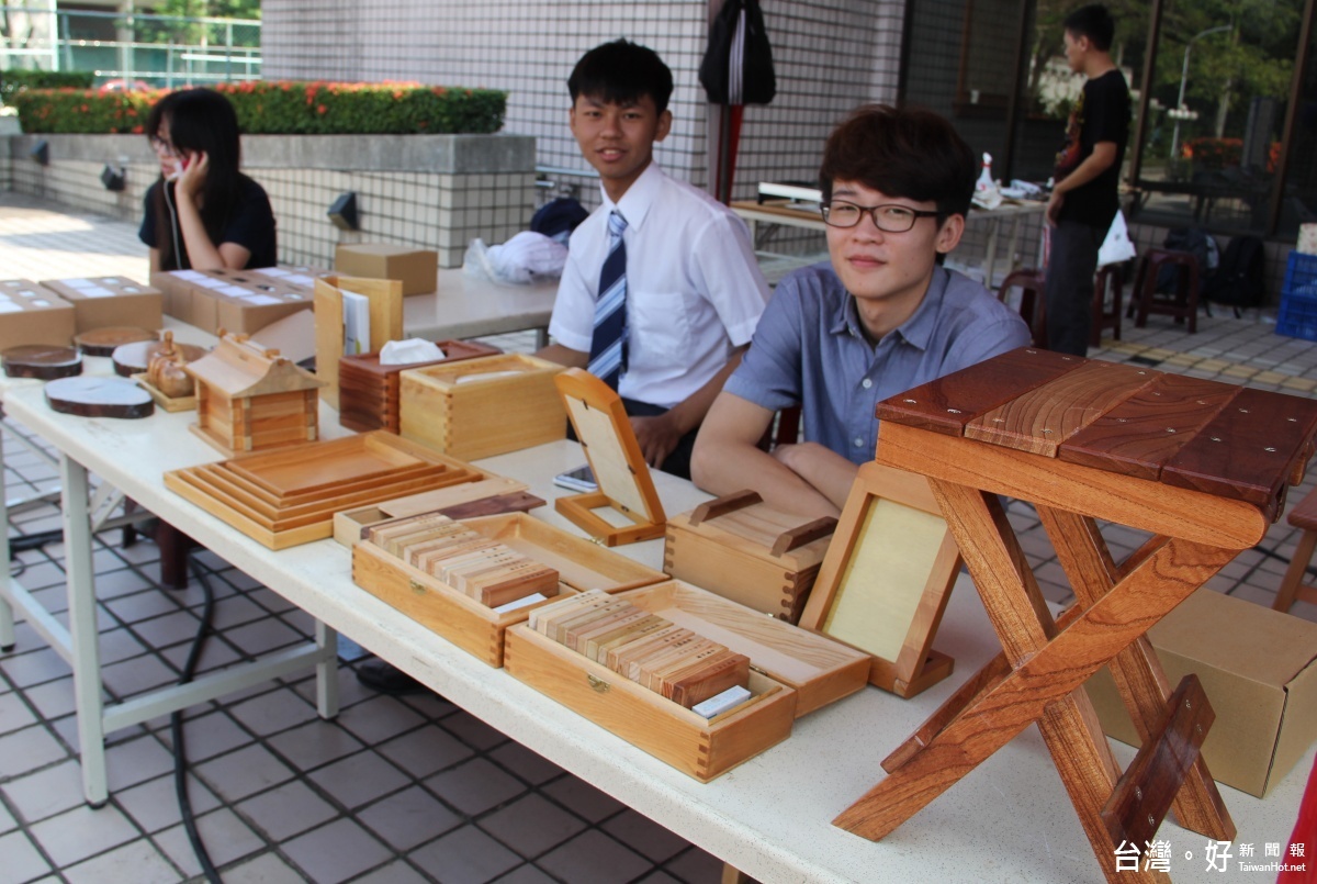 圖2:嘉大校慶學術研究成果展出木質材料與設計學系師生構思之[木作生活]產品