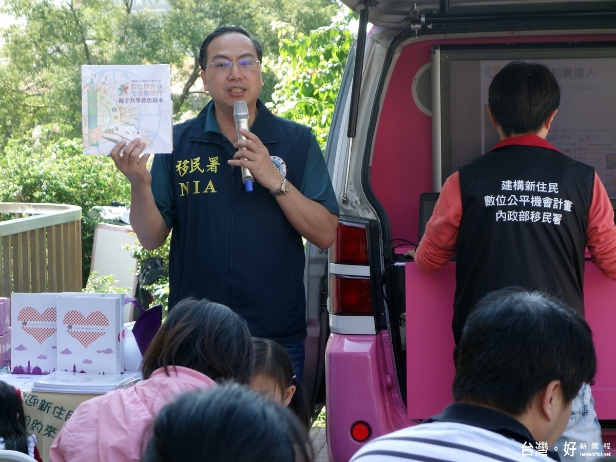 移民署桃園站林萬益主任指出，移民署105年推出「建構新住民數位公平機會計畫」，提供新住民免費的電腦學習課程