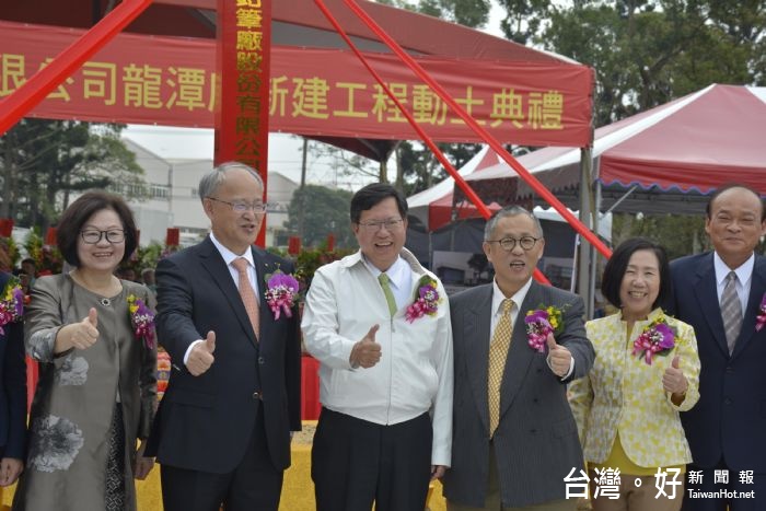 鄭市長表示，新建的雄獅鉛筆龍潭廠是綠色觀光工廠，市府將全力協助建廠相關行政程序，讓桃園成為企業投資的首選城市。