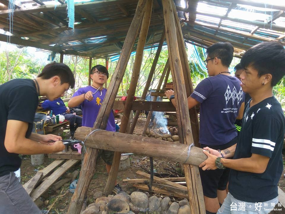 中原設計學院原住民專班將部落型態移植到校園內親身體驗搭工。