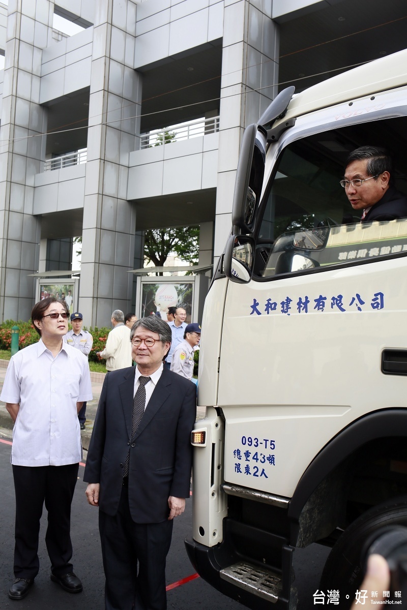 涂醒哲市長親自体驗大卡車視覺死角。