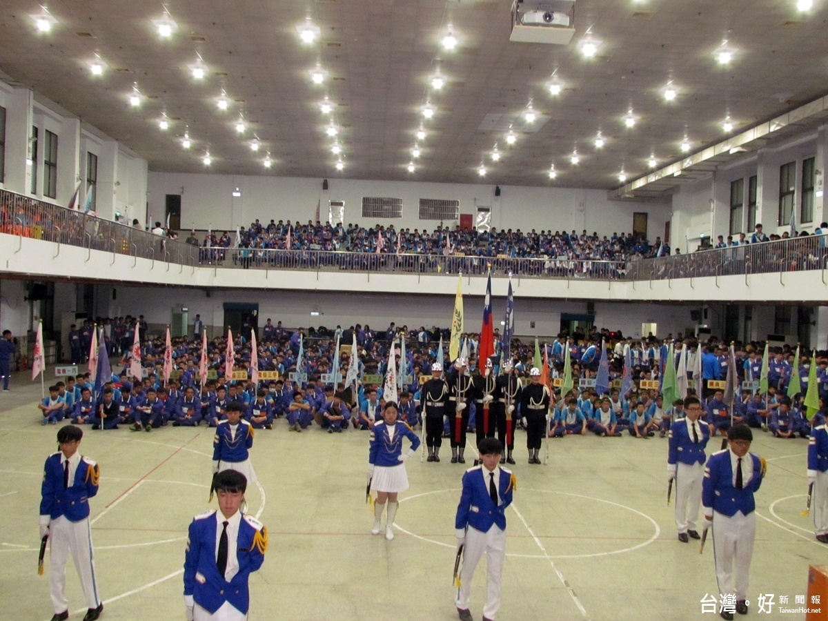 北科附工105年運動會冒雨舉行，學生在寬敞的禮堂進行校閱儀式，儀隊與學生操槍表演揭開序幕