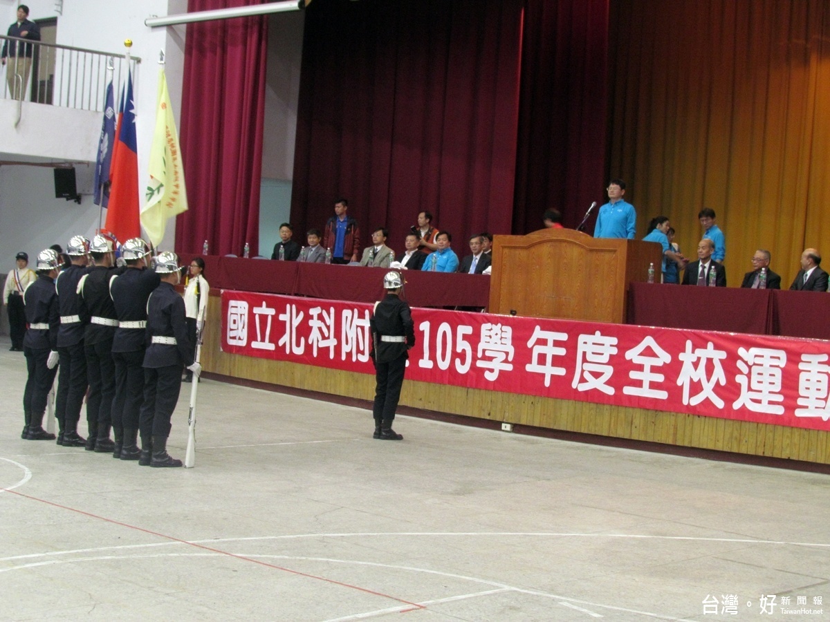 校長陳勝利與貴賓們在校台上校閱運動選手，並接受儀隊的致敬禮