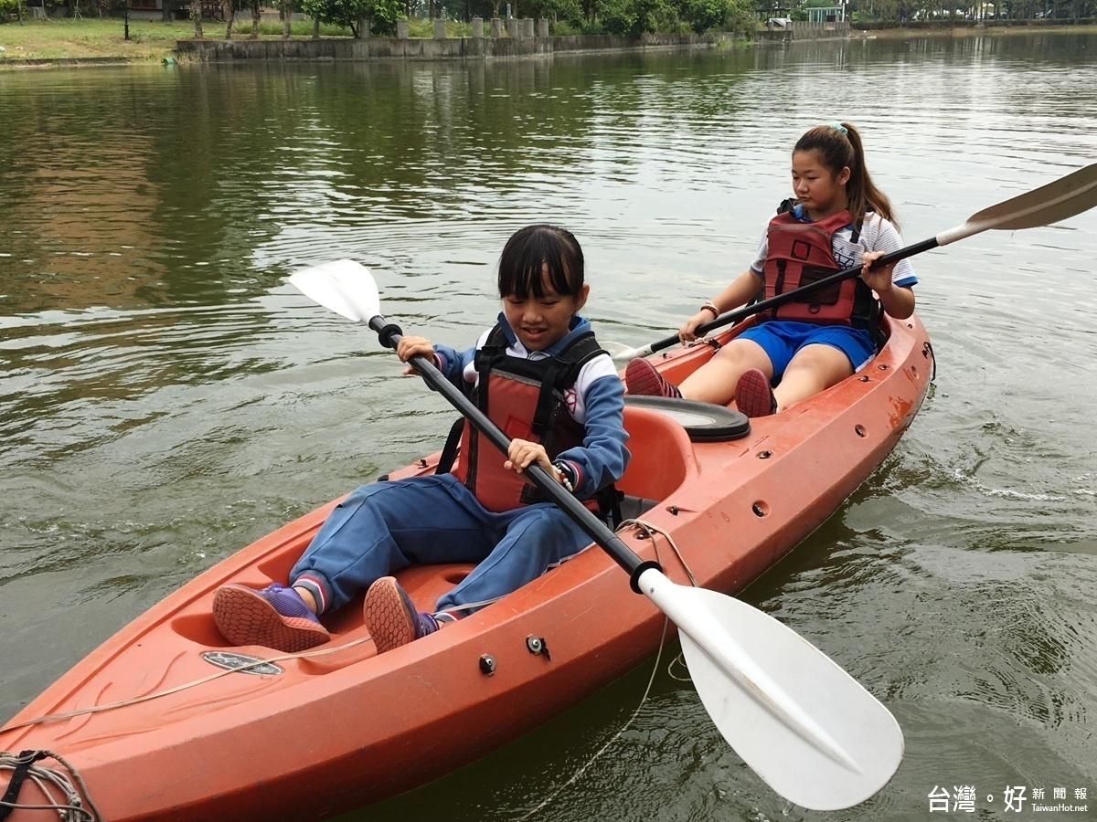 學生前往校園內的「蠡澤湖」學習划雙人獨木舟