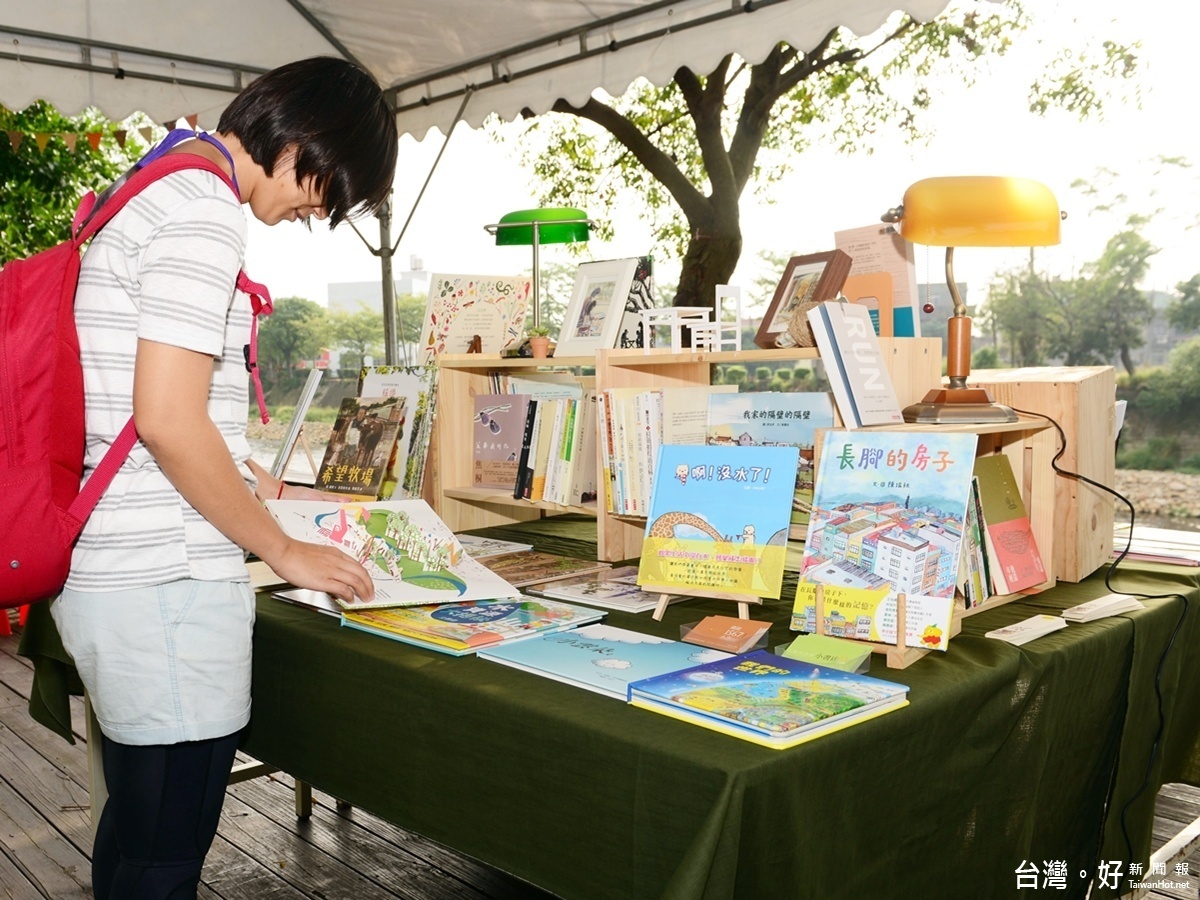 「走讀水岸生活節」在蘆竹南崁溪河畔光明公園包括環保書籍朗讀、水岸市集、有趣的手作DIY課程、闖關遊戲等，以寓教於樂的方式，推廣環保教育